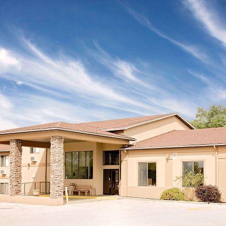 Days Inn By Wyndham בונוויל מראה חיצוני תמונה
