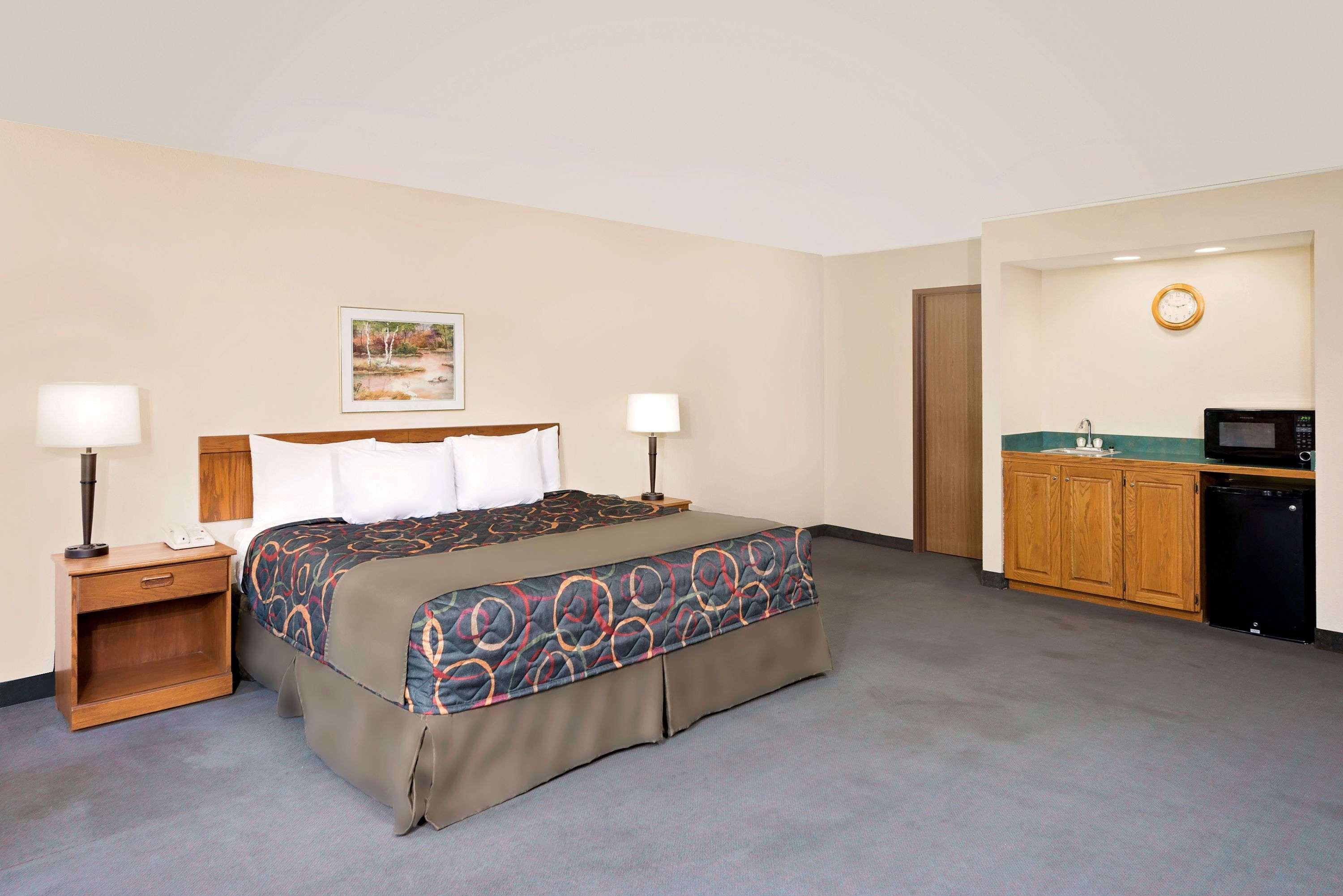 Days Inn By Wyndham בונוויל מראה חיצוני תמונה