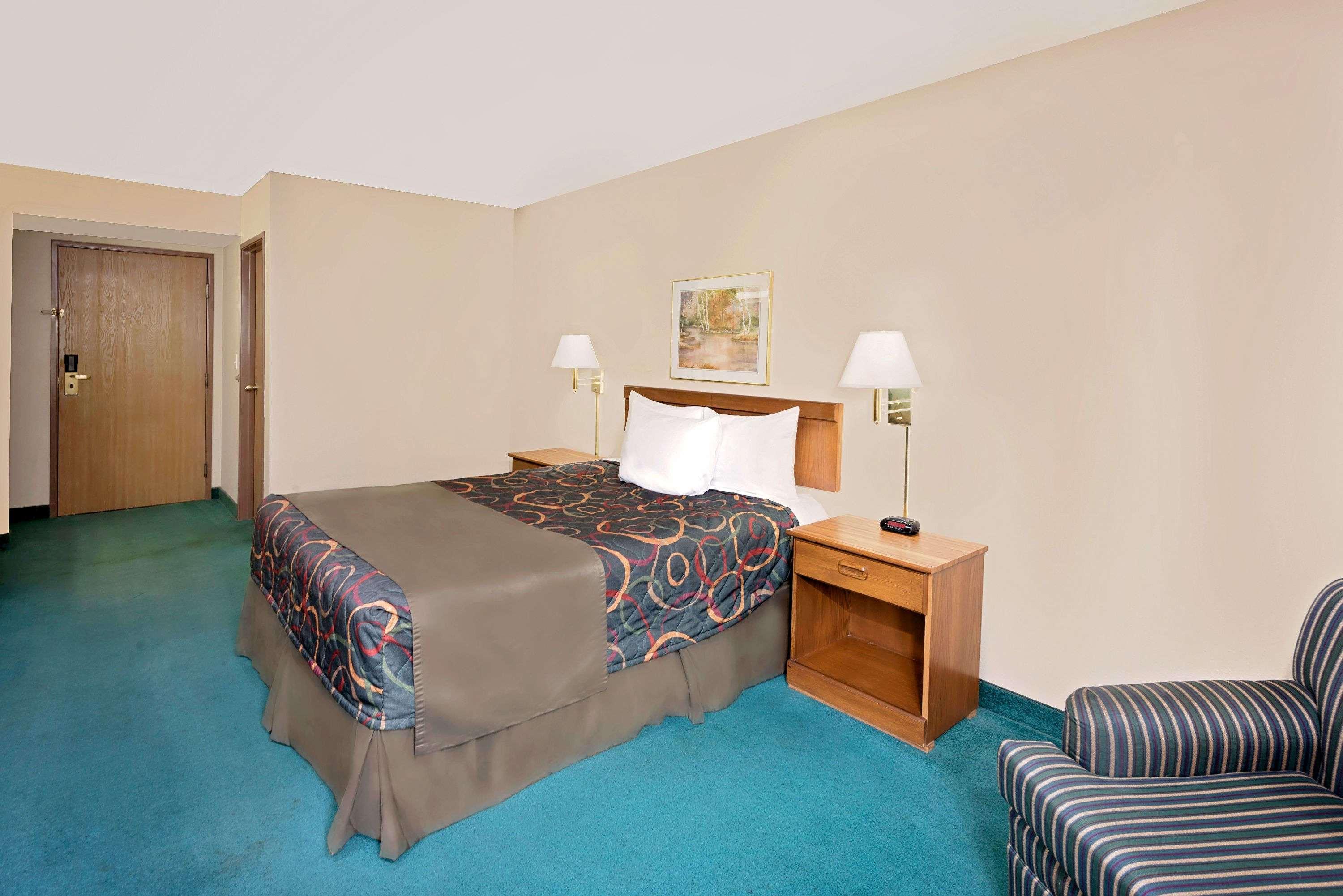 Days Inn By Wyndham בונוויל מראה חיצוני תמונה