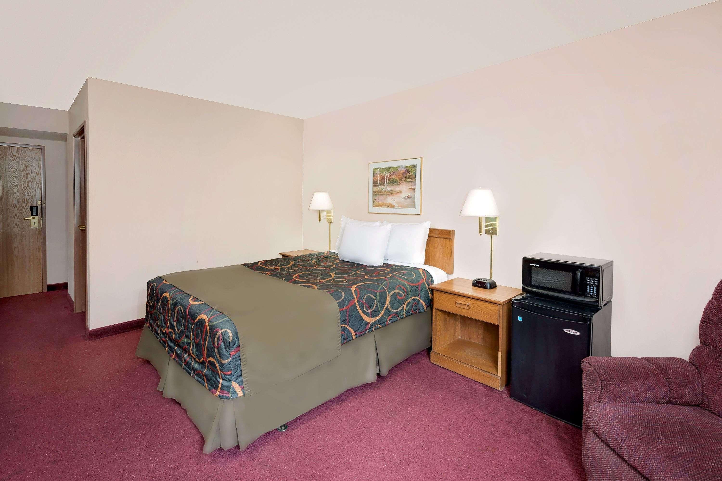 Days Inn By Wyndham בונוויל מראה חיצוני תמונה