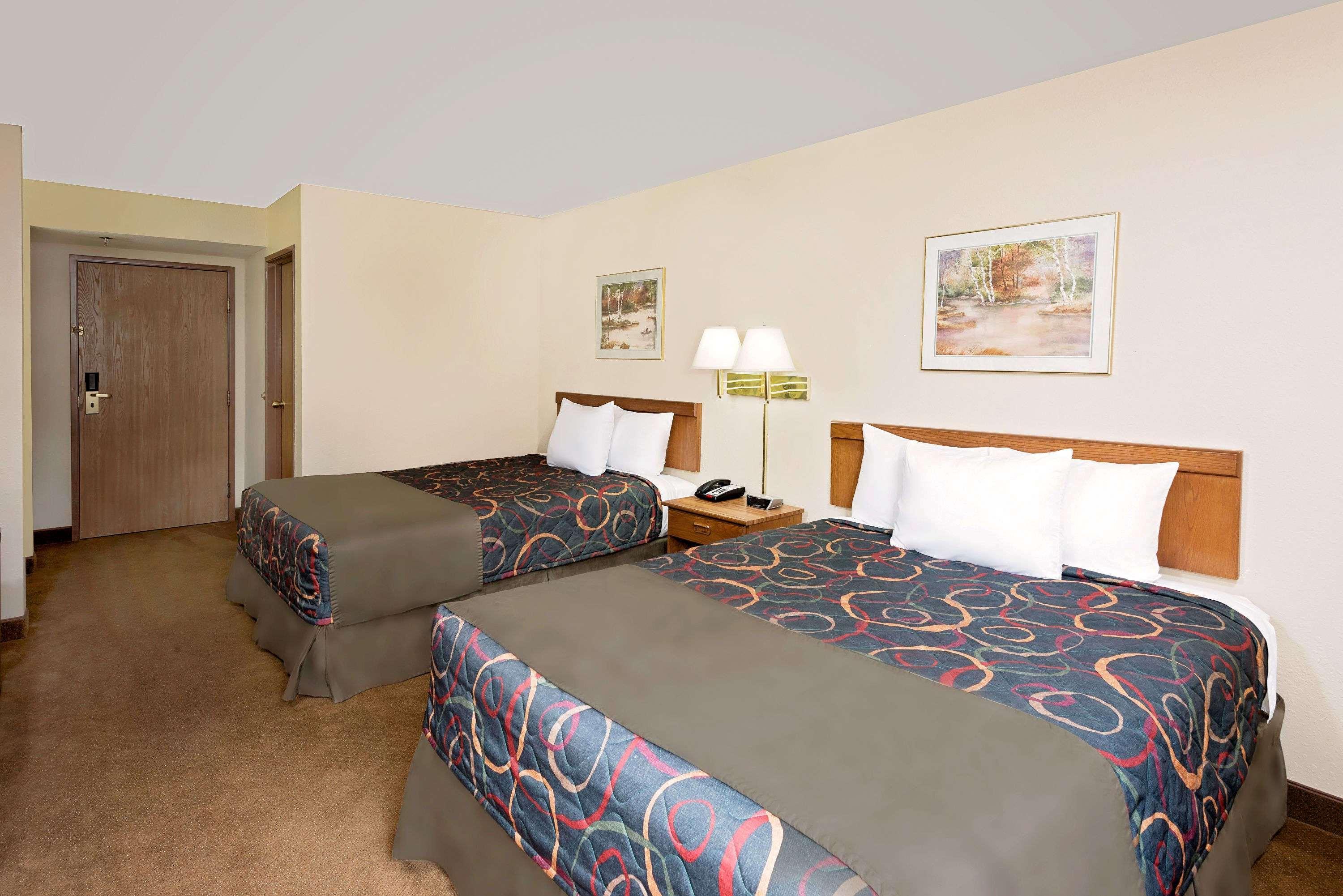 Days Inn By Wyndham בונוויל מראה חיצוני תמונה