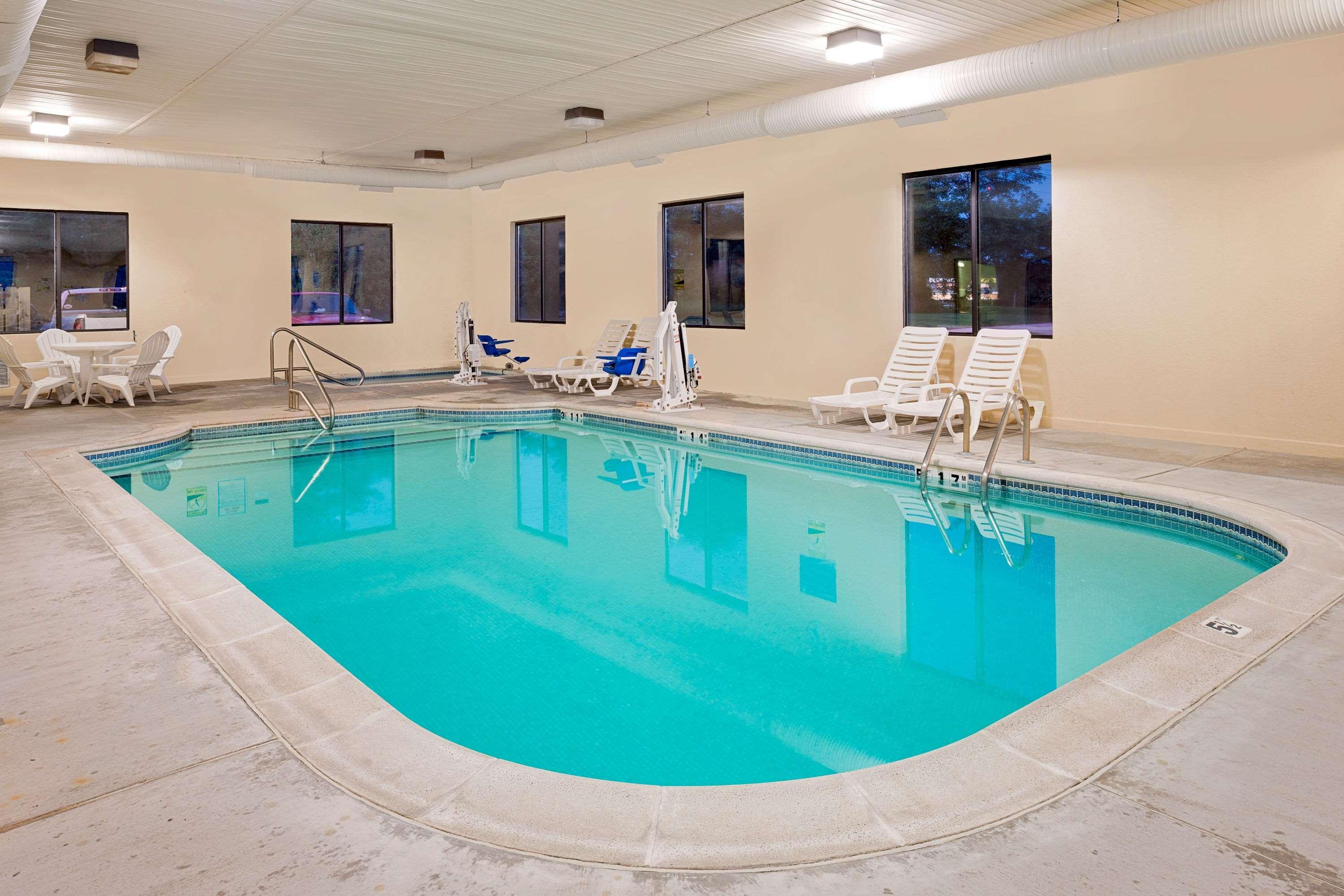 Days Inn By Wyndham בונוויל מראה חיצוני תמונה