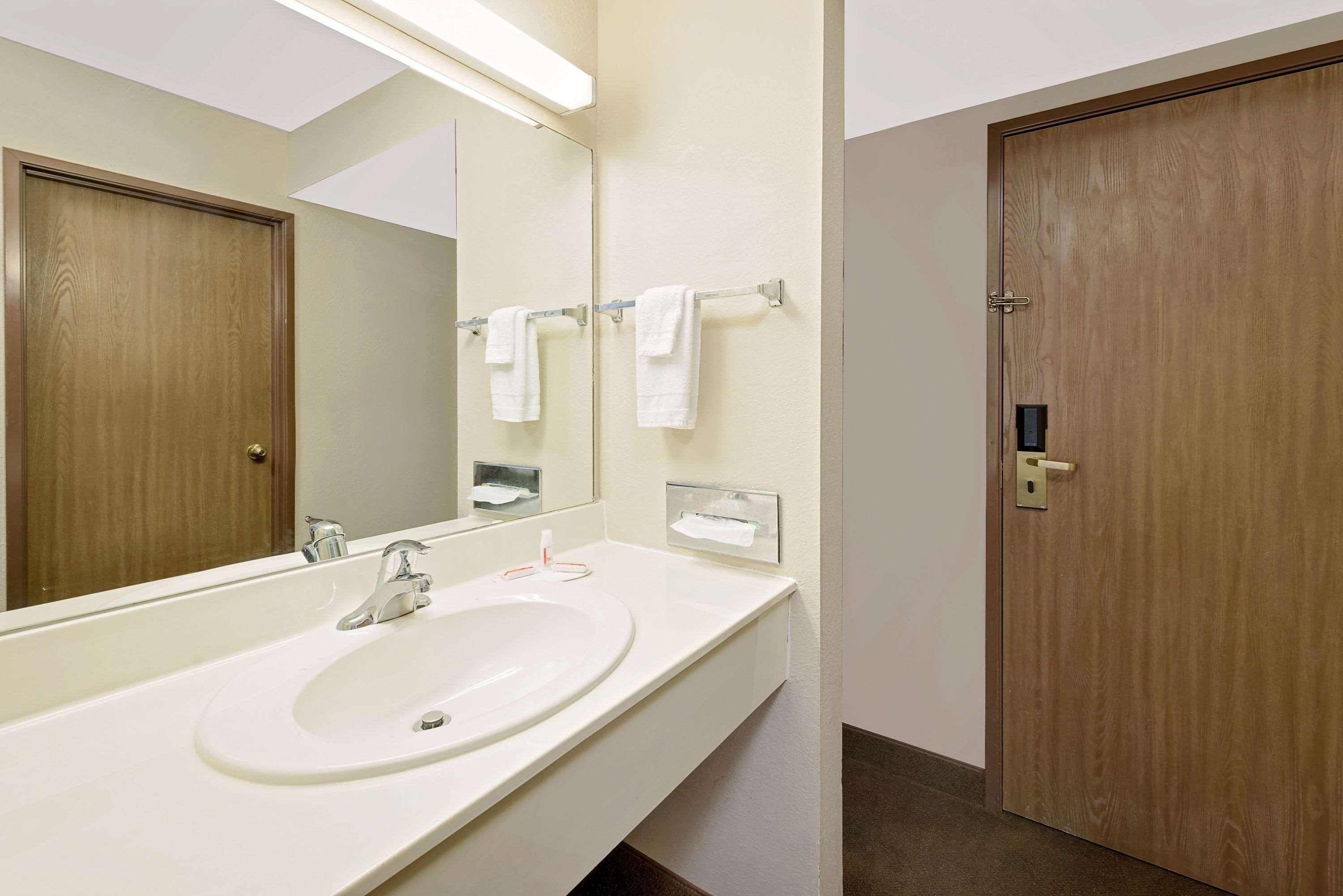 Days Inn By Wyndham בונוויל מראה חיצוני תמונה
