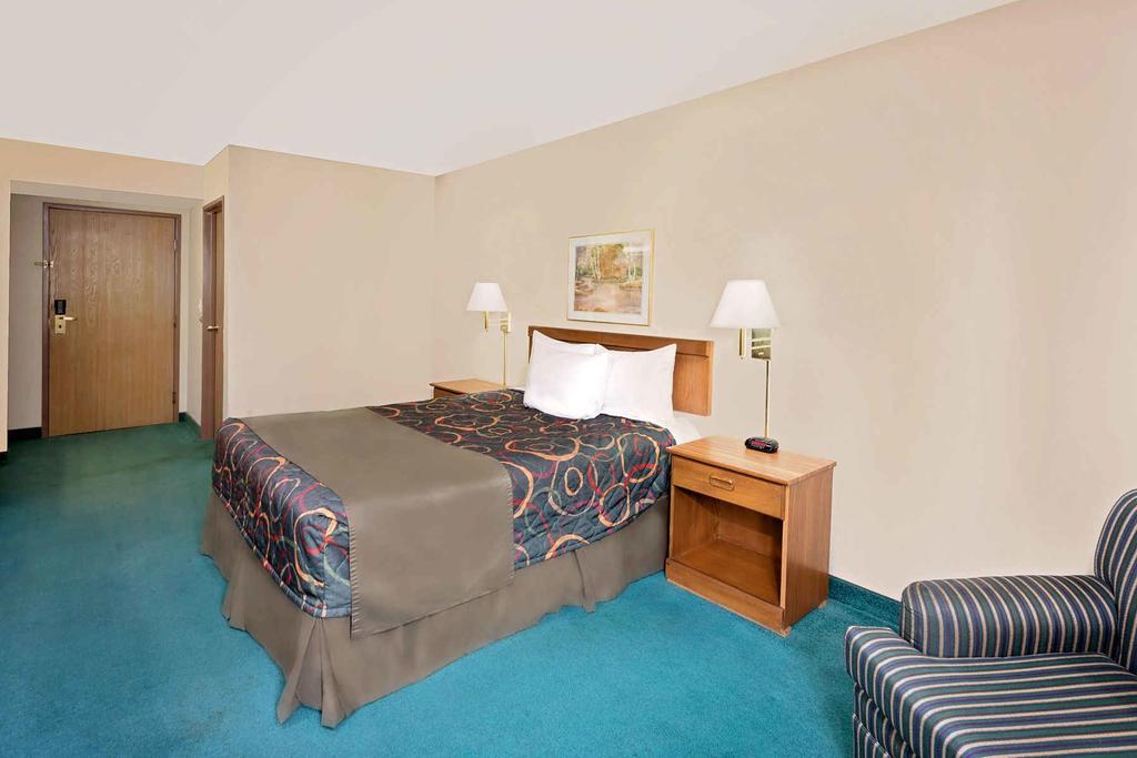 Days Inn By Wyndham בונוויל מראה חיצוני תמונה